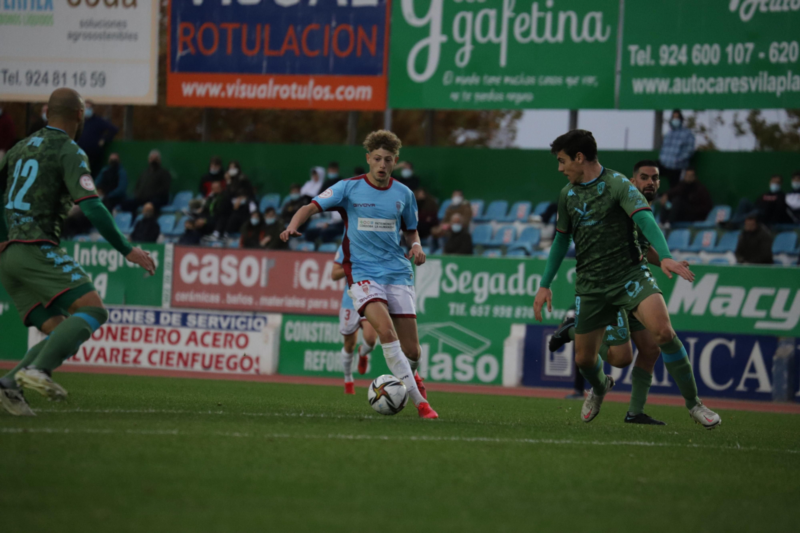 La derrota del Córdoba CF ante el Villanovense, en imágenes