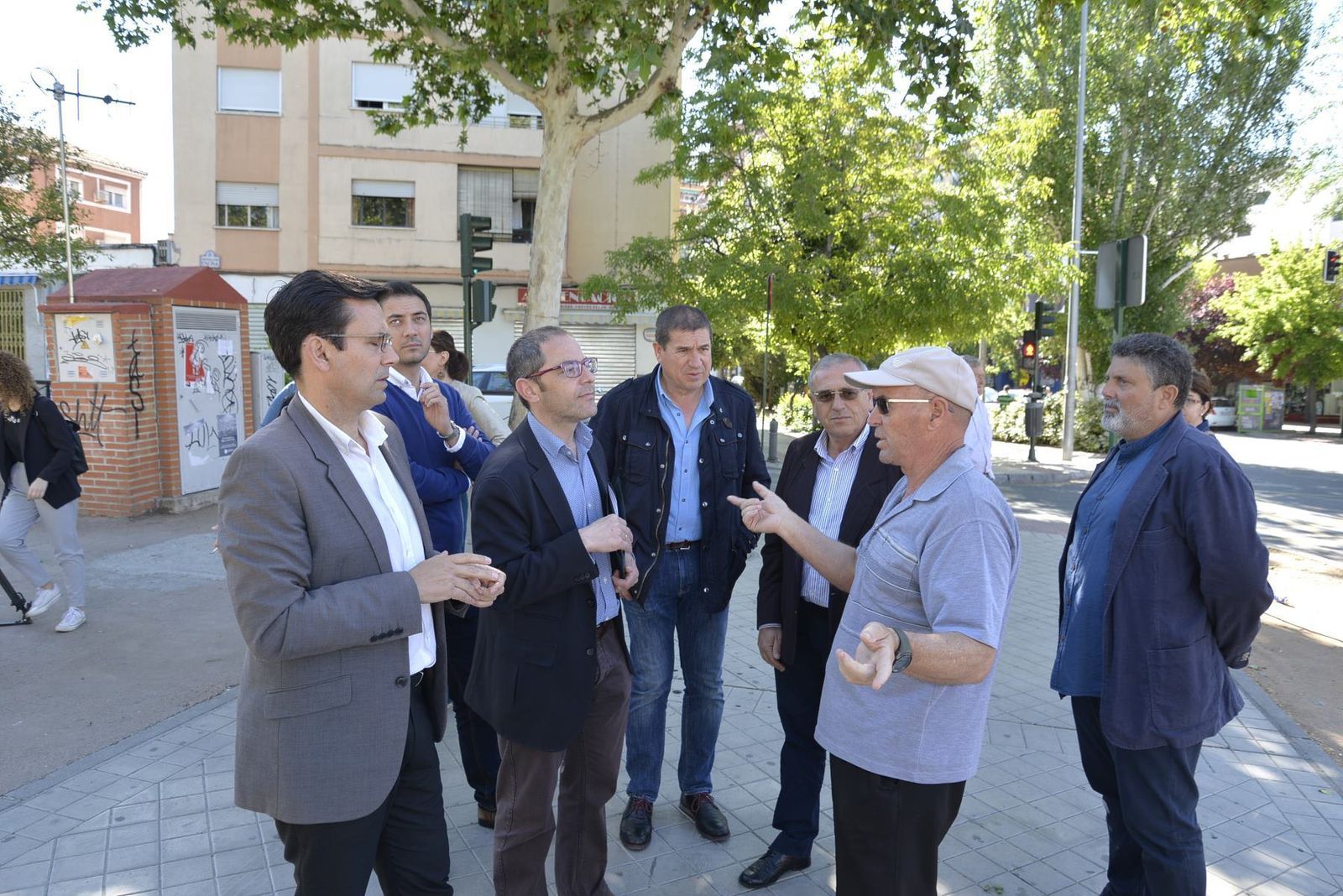 El alcalde junto a miembros del equipo de Gobierno y vecinos ayer en la Chana.