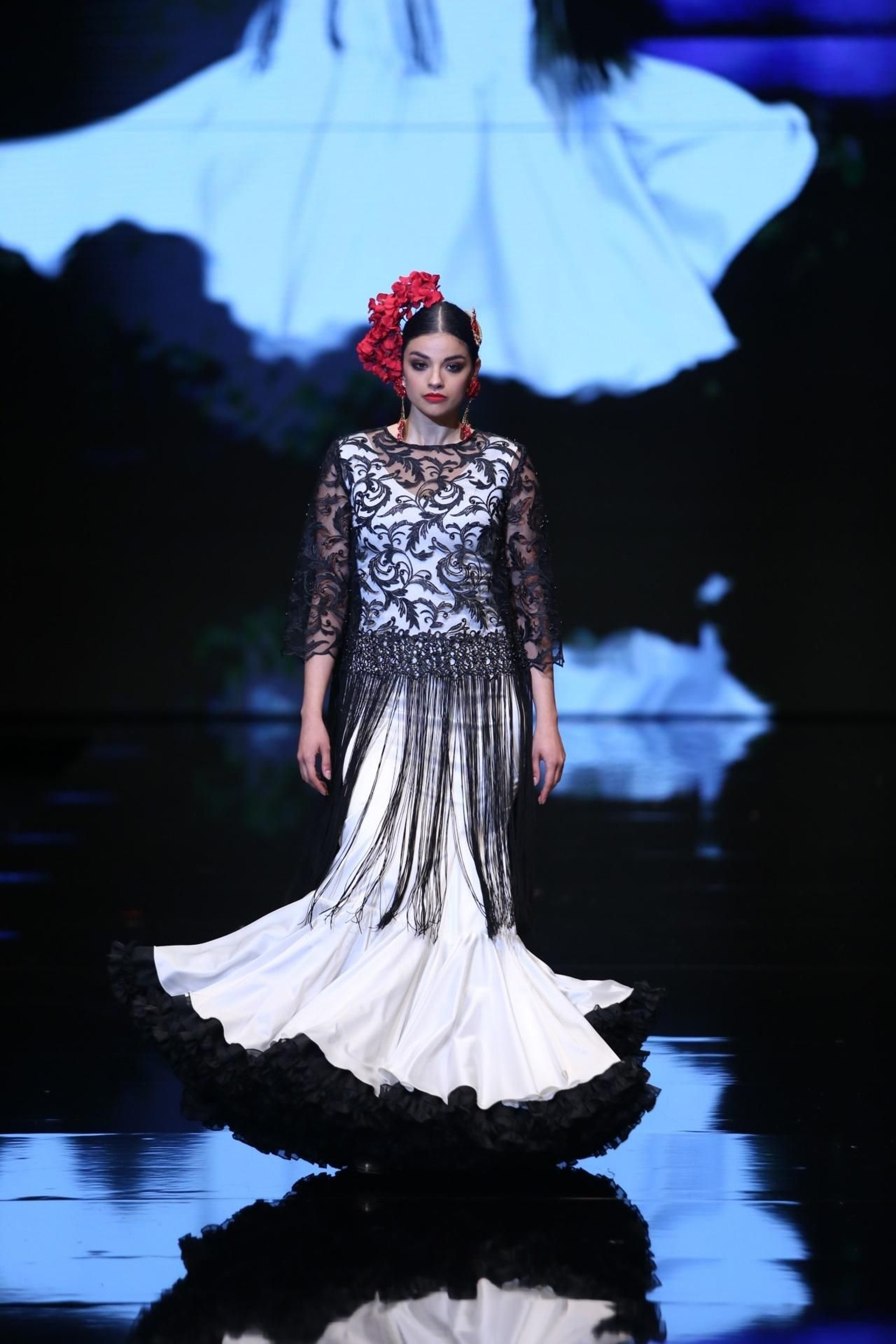 Cómo llevar el traje de flamenca blanco y negro esta temporada