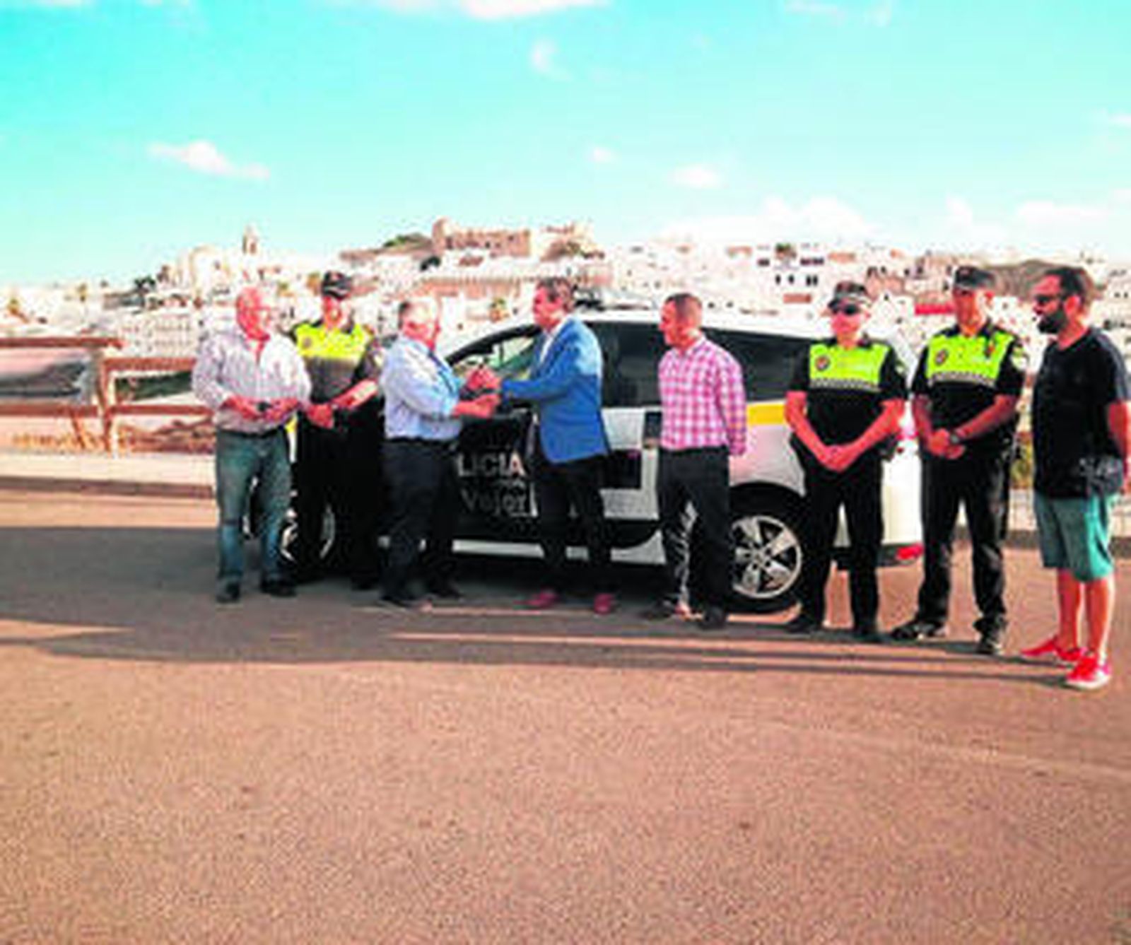 El alcalde, José Ortiz entrega las llaves del nuevo vehículo al Jefe de la Policía Local, José Manuel Marchante.