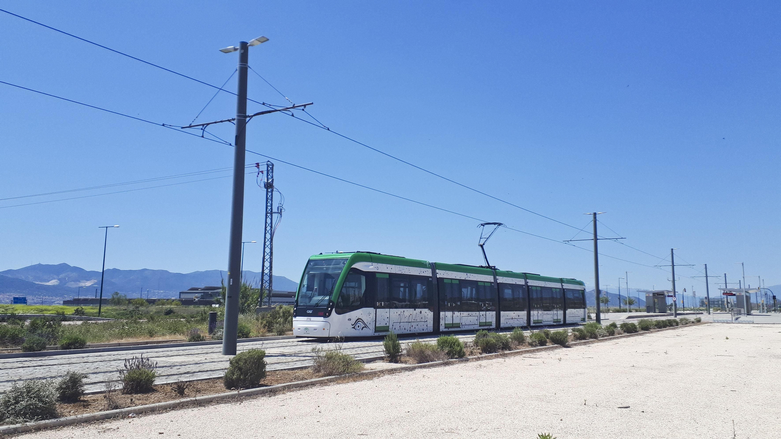 Uno de los trenes del Metro, a su paso por el trazado en superficie de la Universidad de Málaga.