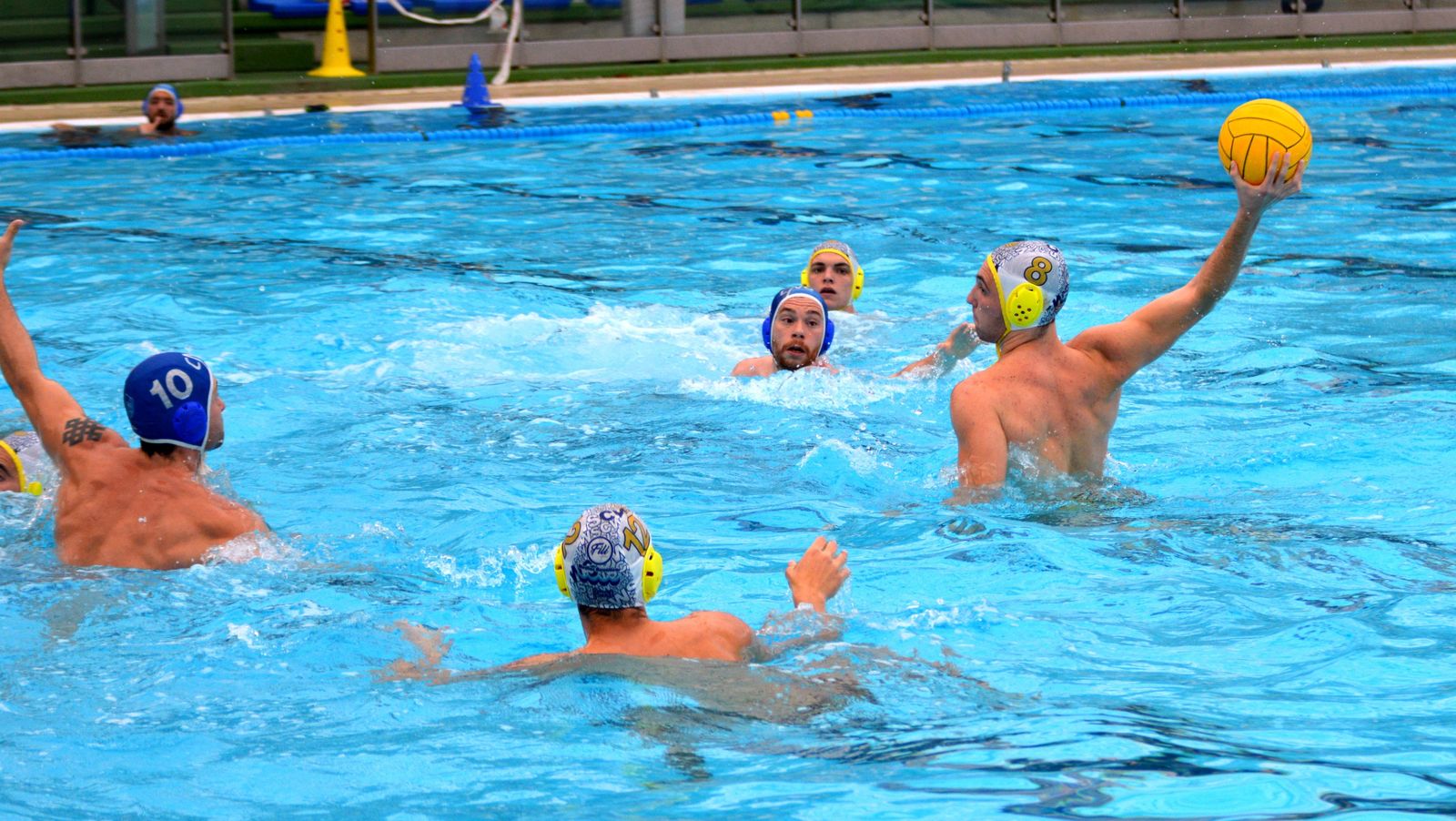 Alejandro Andújar trata de lanzar.