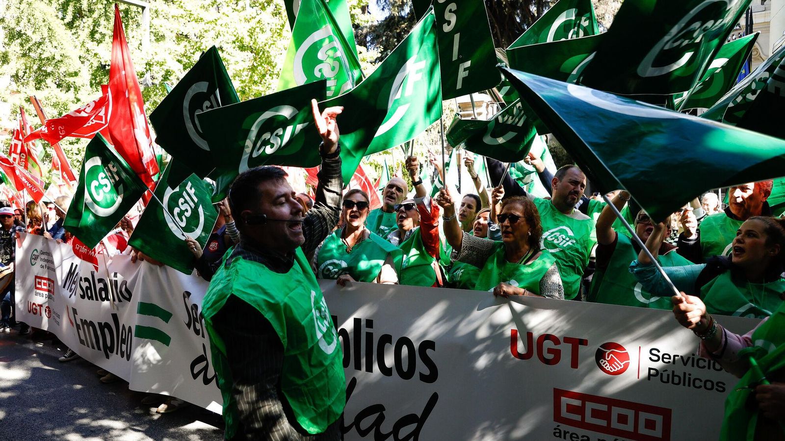 UGT, CCOO y CSIF se han concentrado este jueves frente a la Subdelegación del Gobierno en Granada