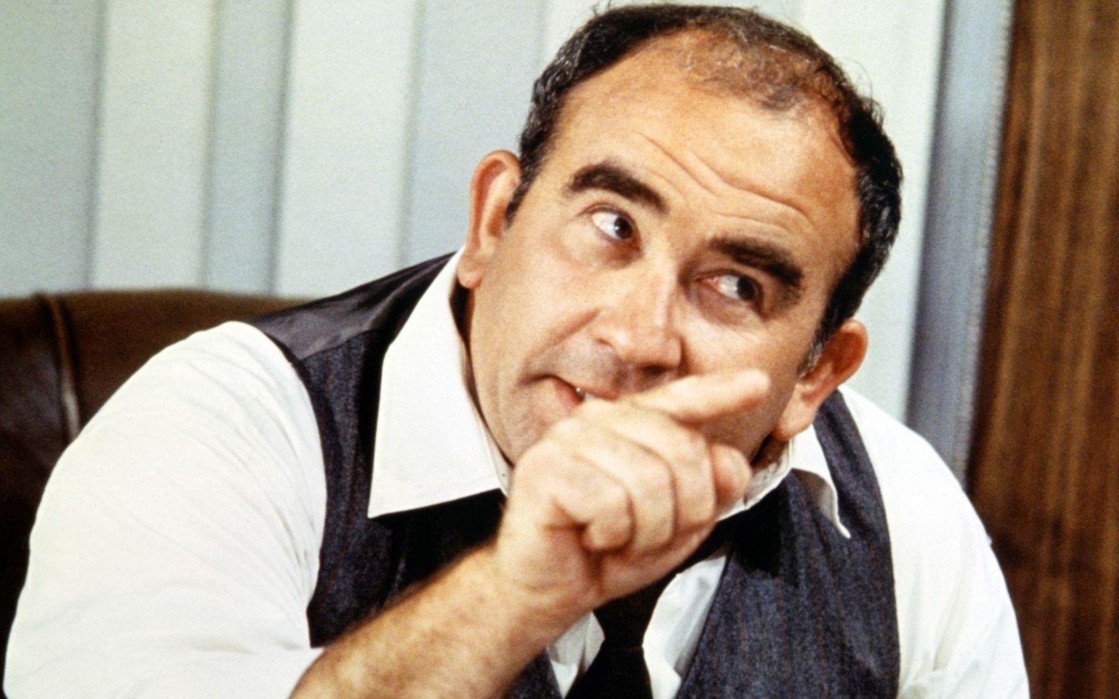 Edward Asner como el editor Lou Grant