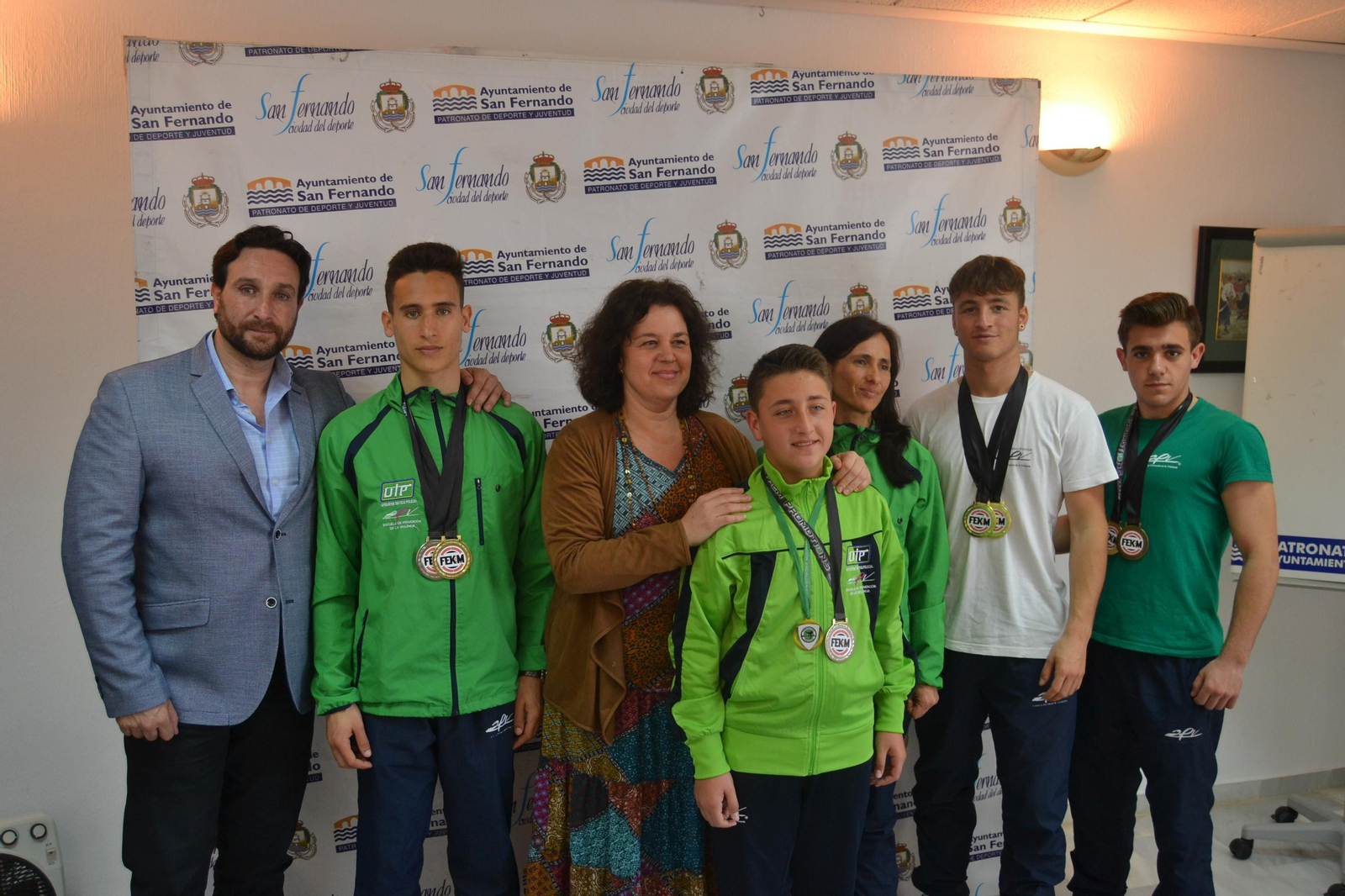 La concejala de Deportes, Maite Lebrero, con los deportistas galardonados