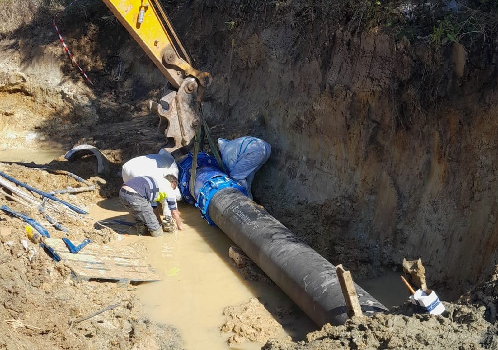 Operarios de Apemsa trabajan en el arreglo de una tubería en el Camino Viejo de Rota.