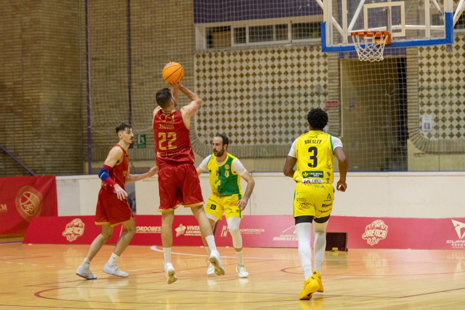 La Salobreja vibra con el derbi de la capital entre Jaén CB y Jaén FS, en imágenes