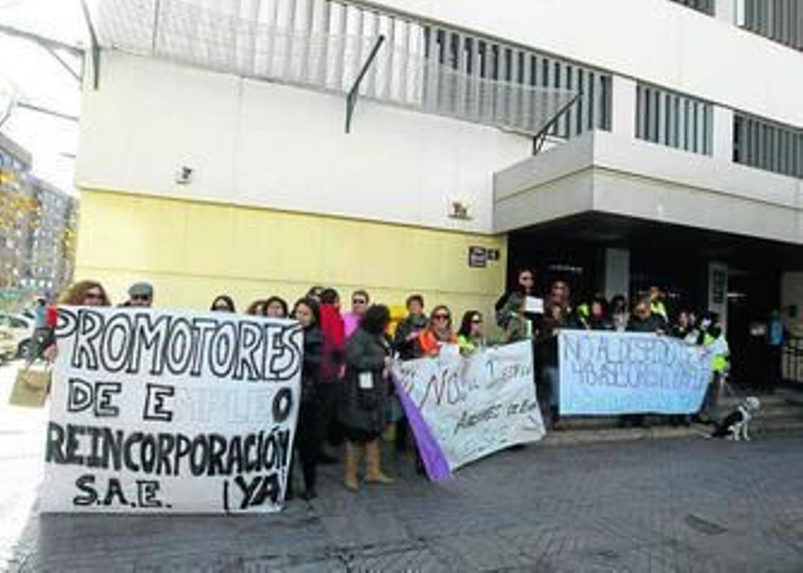 Promotores y asesores de empleo concentrados a las puertas de la Junta de Andalucía. Promotores y asesores de empleo concentrados a las puertas de la Junta de Andalucía.