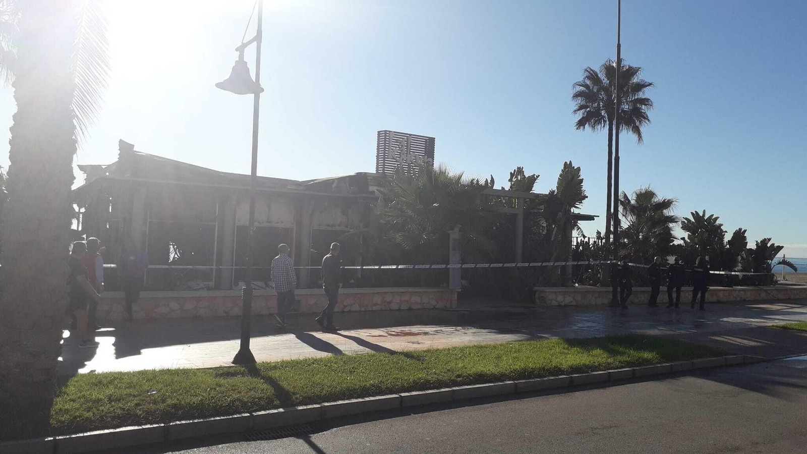 Las fotos del chiringuito Kokun de Torremolinos, arrasado por las llamas