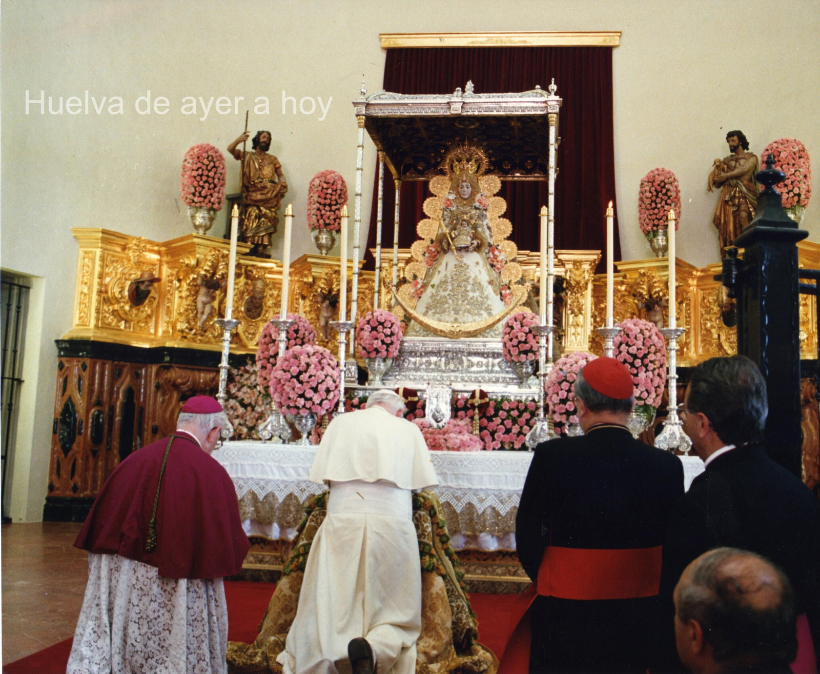 El papa San Juan Pablo II arrodillado reza ante la Virgen del Rocío.
