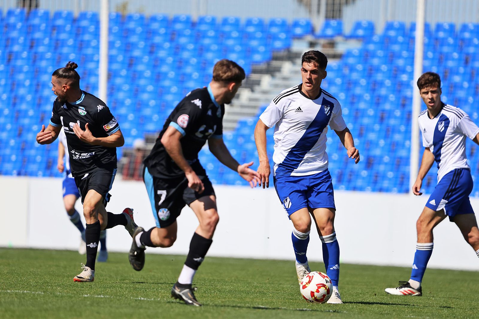 Iván Romero, con el balón controlado.