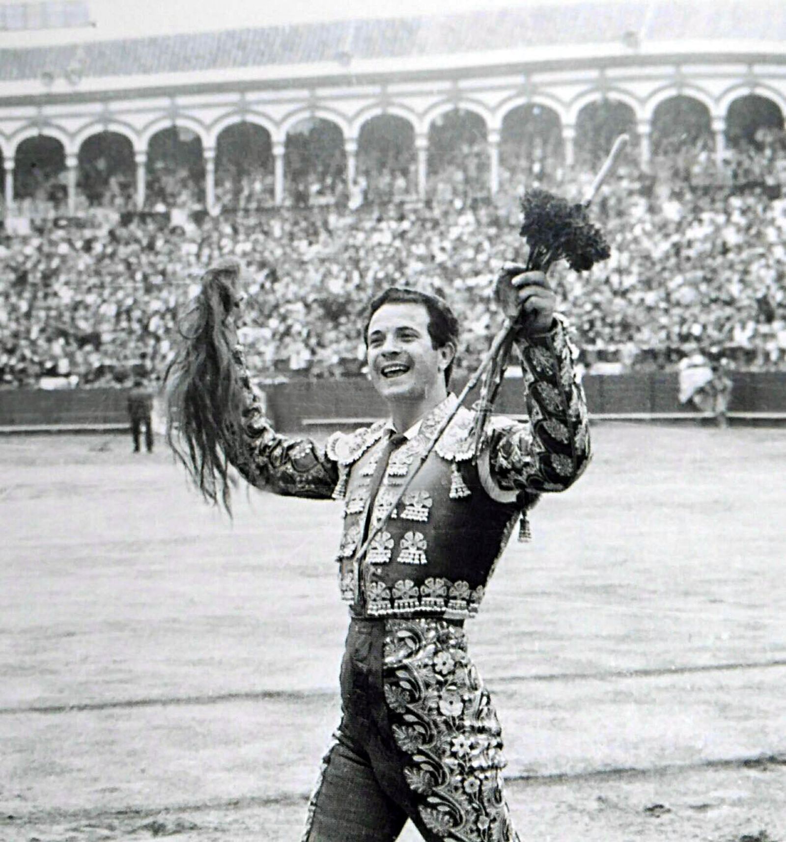 Alborozado, Diego Puerta da la vuelta al ruedo con el rabo de 'Gallineto' en la mano.