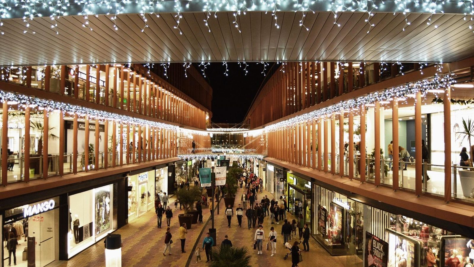 El centro comercial Torre Sevilla ya luce su iluminación navideña.
