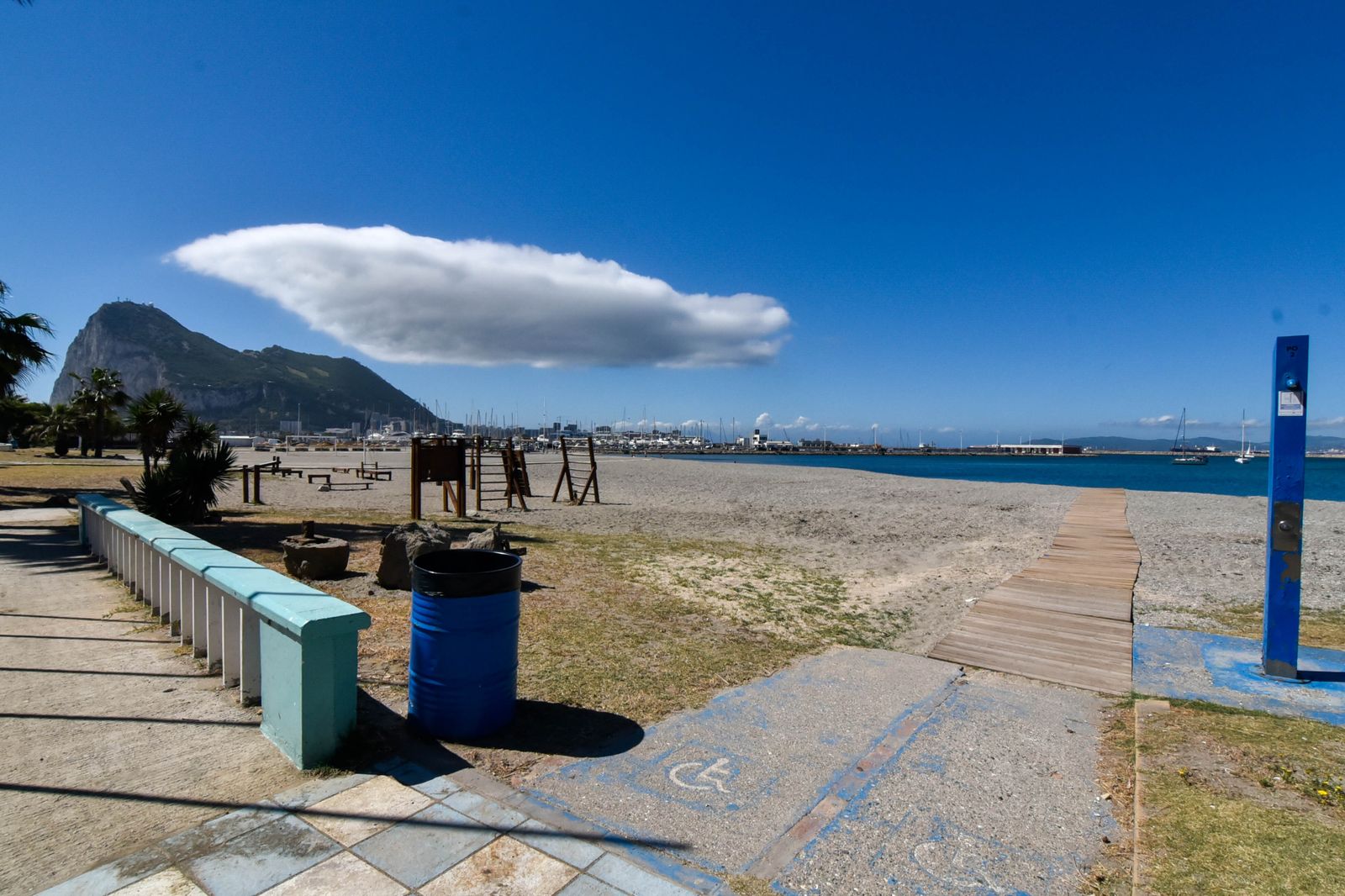 Una vista general de la playa de Poniente de La Línea.