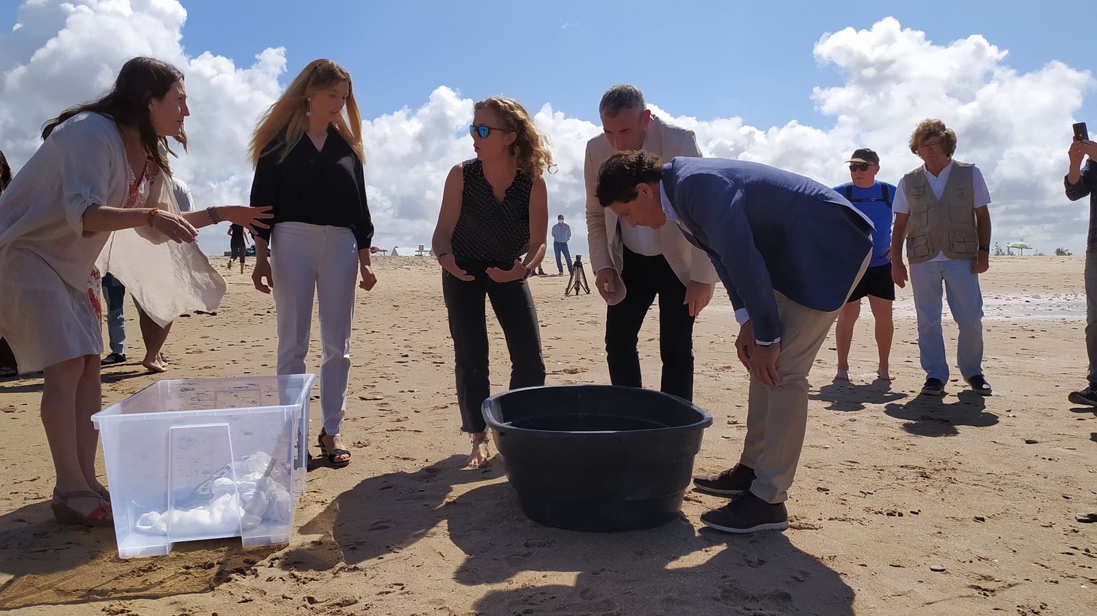 Suelta de tortugas marinas en la playa de Camposoto