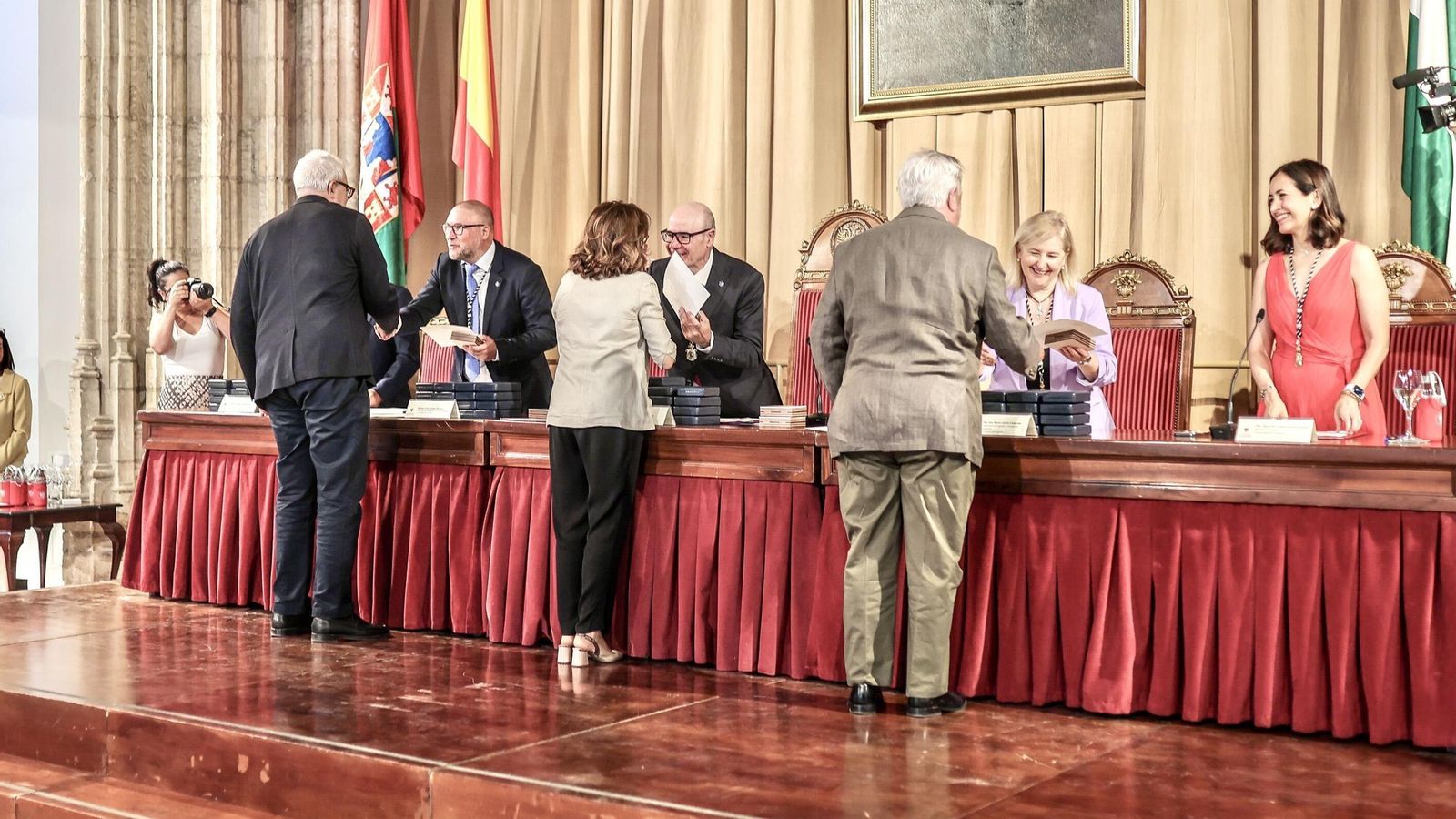 El acto en el que la UGR ha reconocido la dedicación de las personas que componen la plantilla de trabajadores universitarios