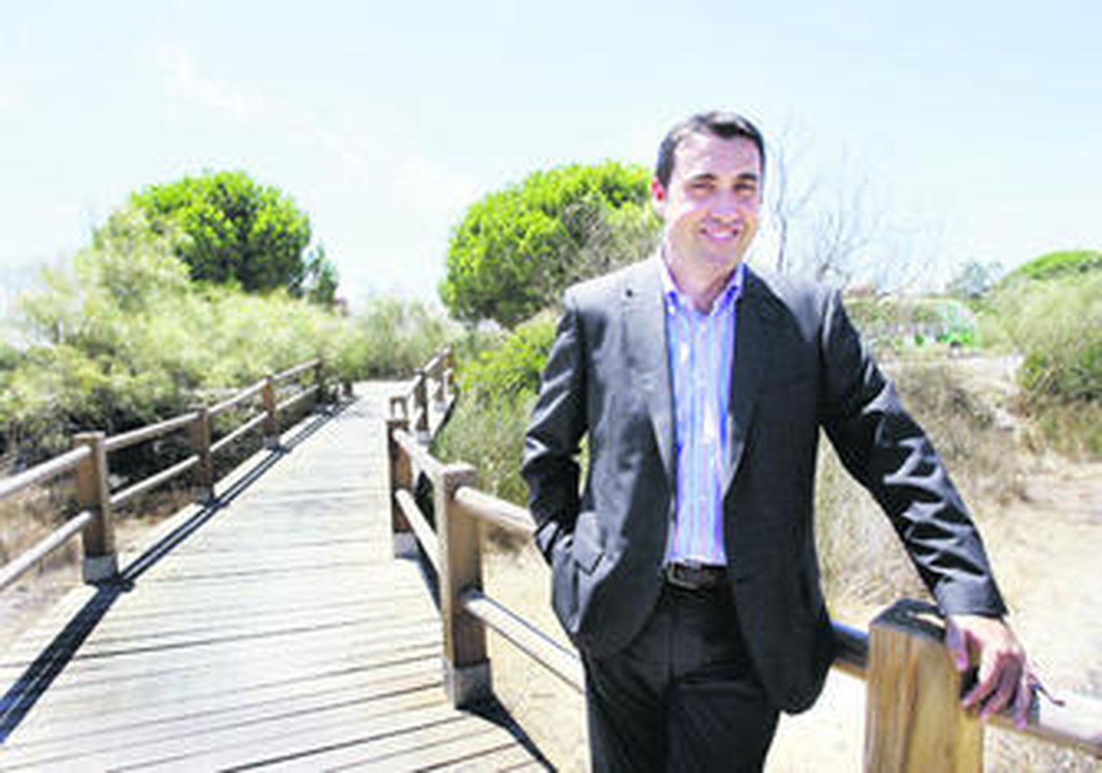 Juan Carlos Vargas, nuevo gerente de Tugasa, en una de las entradas al parque de Los Toruños, en El Puerto.