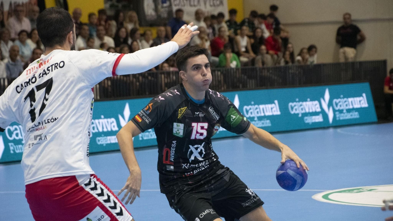 Lucas Aizen circula la bola en un momento del Nava - Ángel Ximénez.