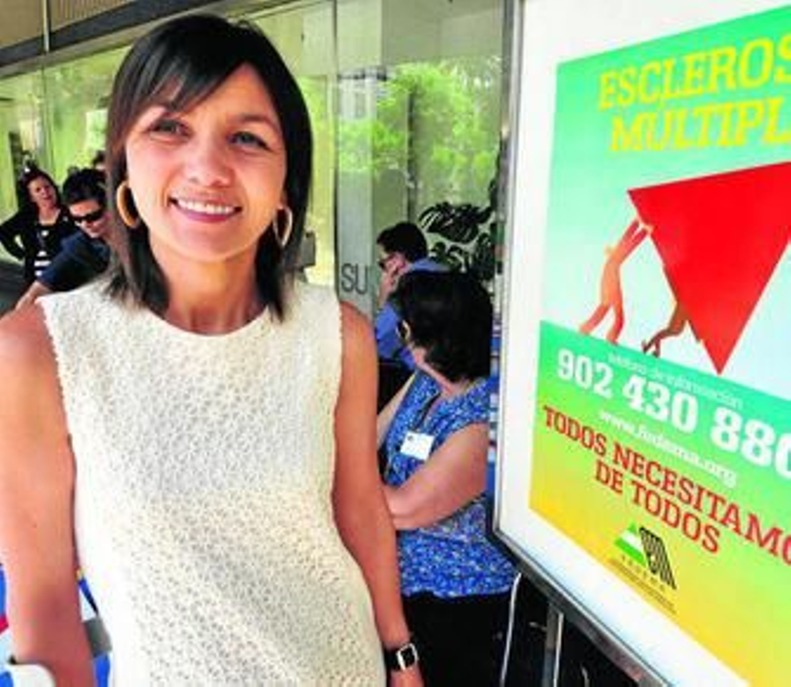 Ana Belén Navarro, junto al cartel de Fedema contra la esclerosis múltiple.