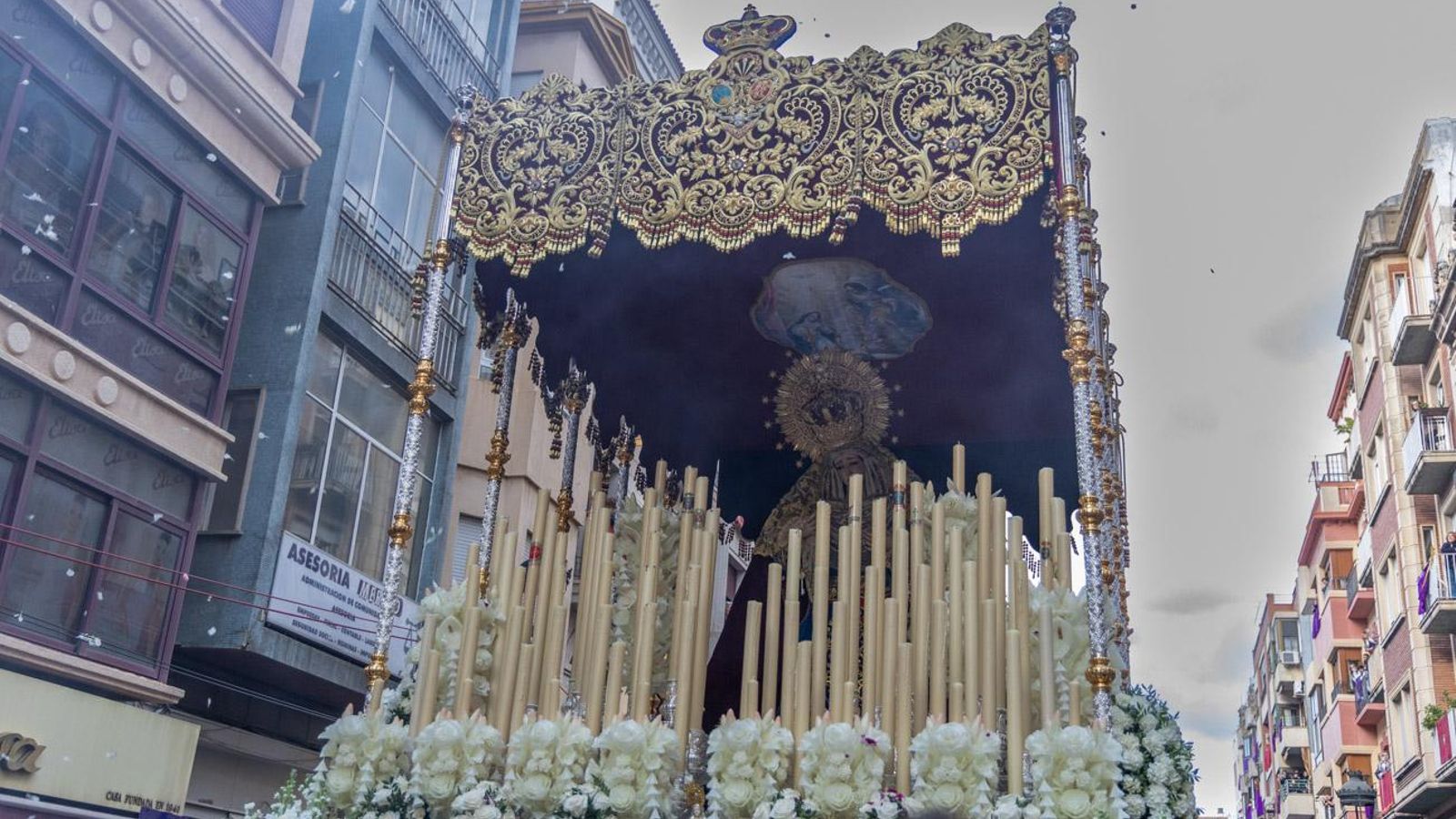 Los cofrades se rinden ante los grandes pasos de misterio del Lunes Santo