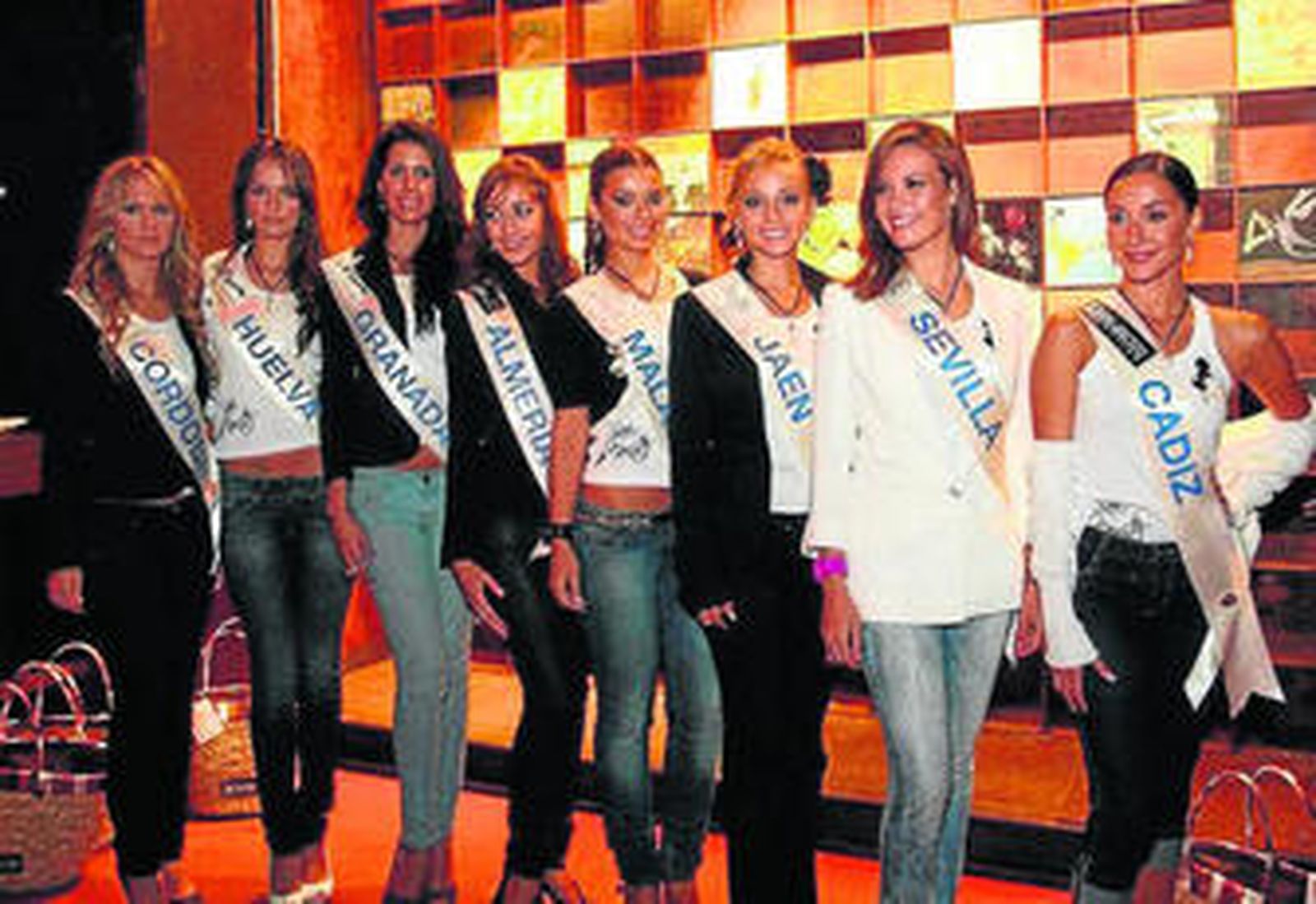 Las ochos representantes andaluzas con traje de calle, este jueves.