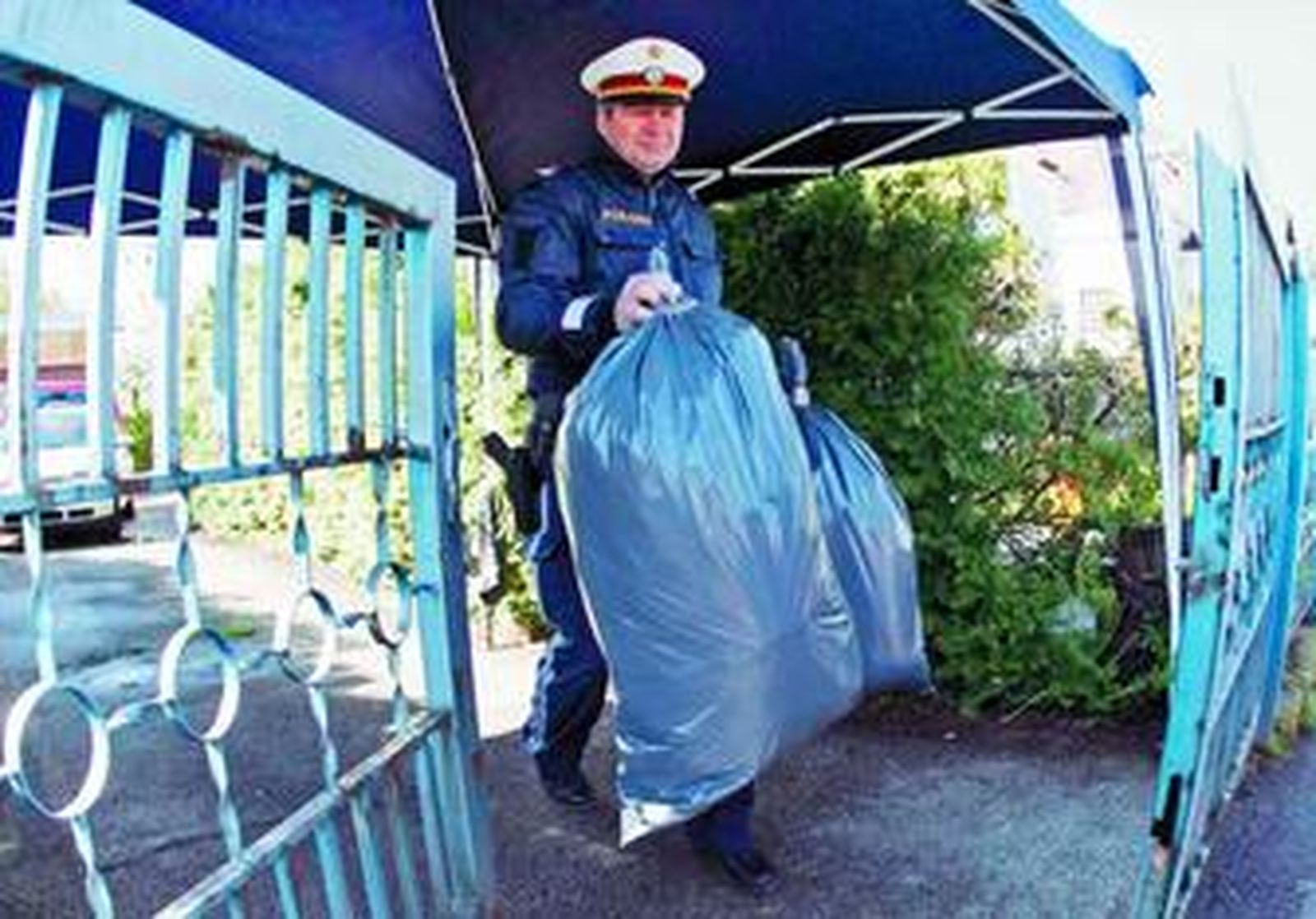 Un agente de Policía recoge pruebas sobre el caso del sotano de la vivienda de la familia Fritzl.