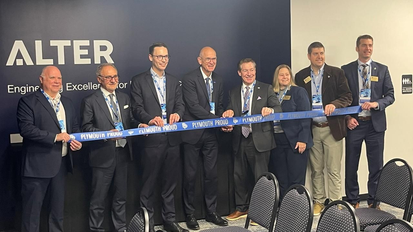 Foto de familia durante la inauguración de la nueva sede de Alter en Minnesota.