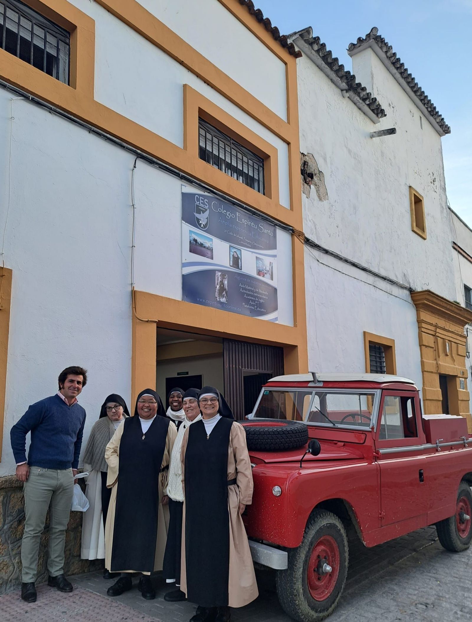 Uno de los organizadores, con las hermanas del Espíritu Santo.