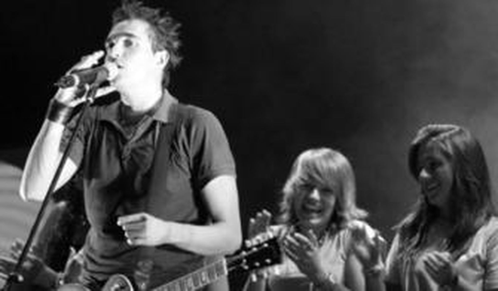 Un instante de la fiesta oganizada ayer por Zona 40 en la playa de Getares.