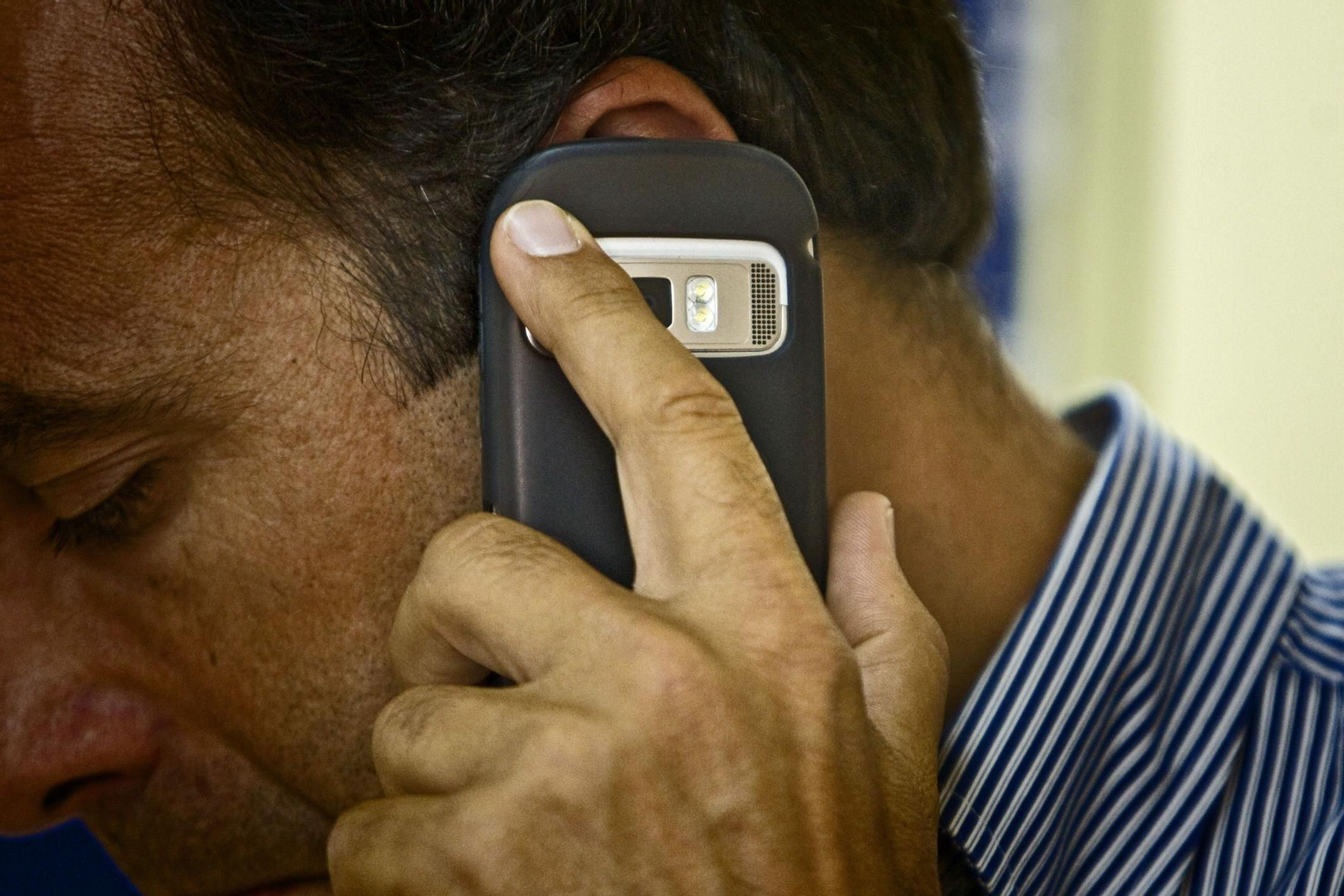 Un usuario habla por su teléfono móvil.
