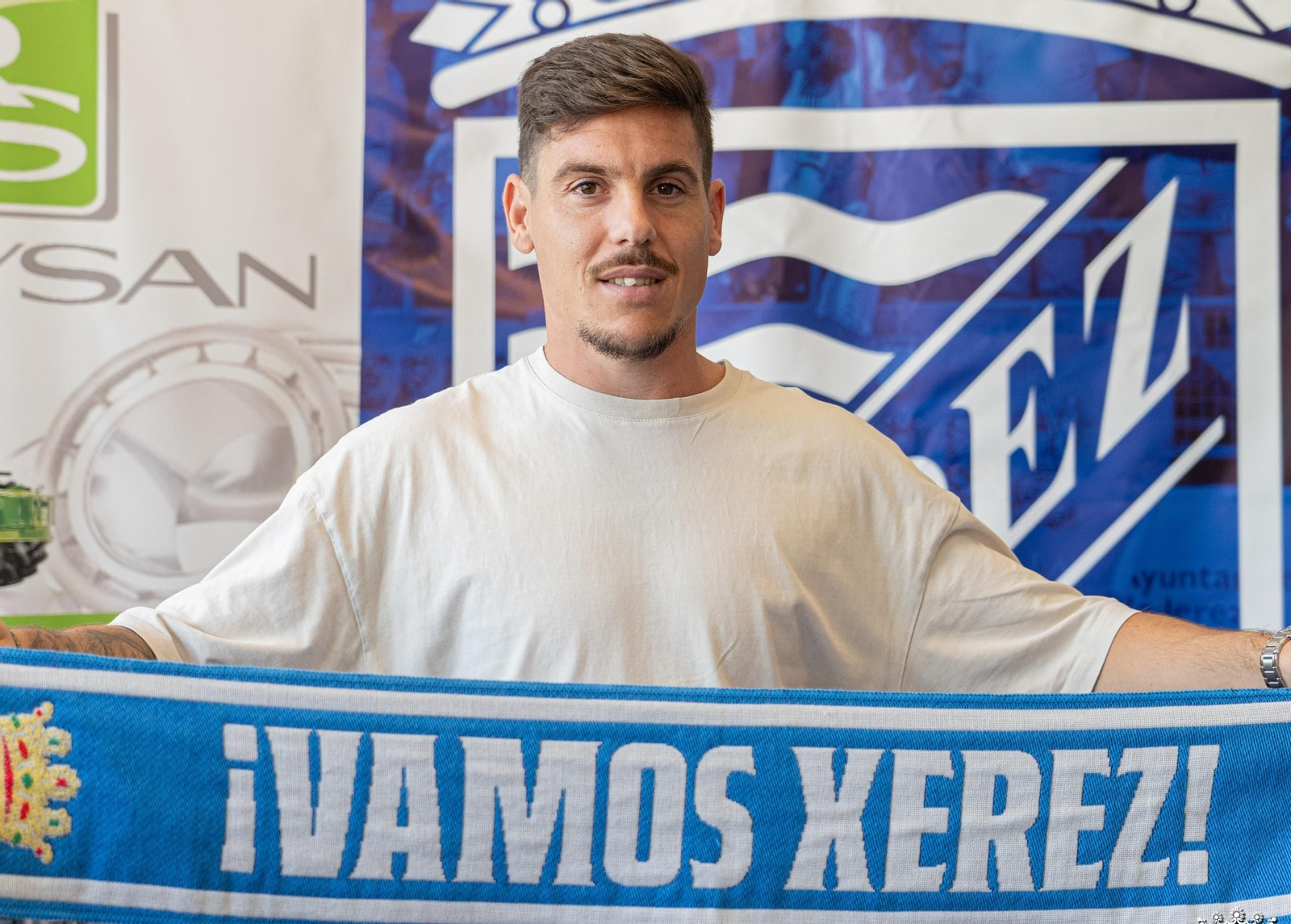 Moisés Rodríguez posa con una bufanda del equipo en la sede de la entidad.