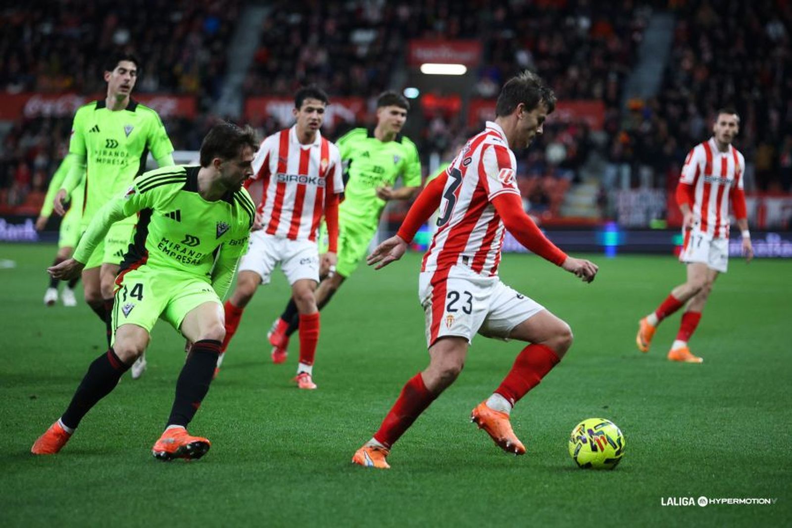 El Sporting golea al colista Mirandés, próximo rival del Málaga CF