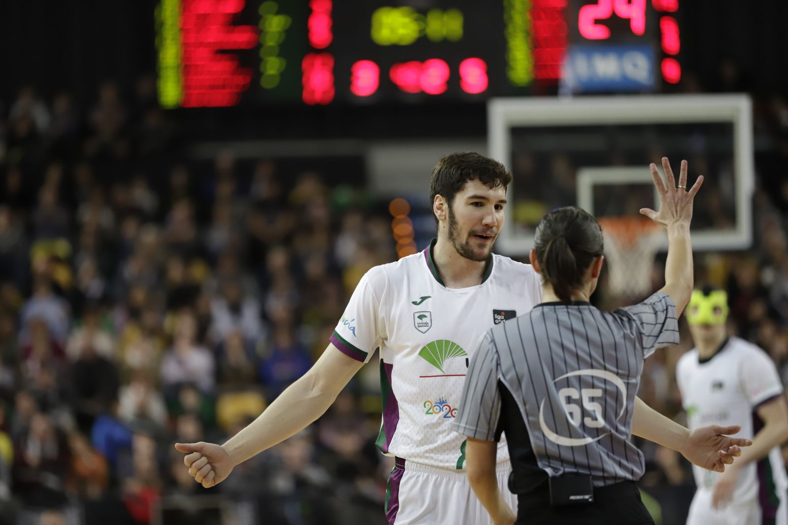 Brizuela protesta durante el partido.