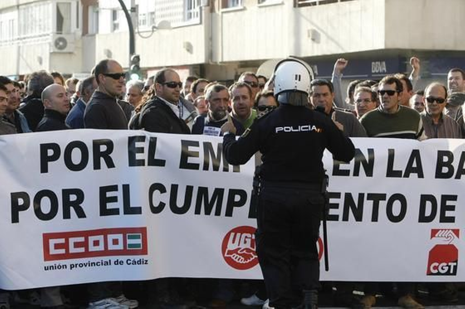 De nuevo los ex trabajadores de Delphi se han manifestado por las calles de la capital para reclamar "una vez más" que la Junta de Andalucía resuelva su problema "tras tres años" desde que se cerró la factoría de Puerto Real. Foto: Jose Braza De nuevo los ex trabajadores de Delphi se han manifestado por las calles de la capital para reclamar "una vez más" que la Junta de Andalucía resuelva su problema "tras tres años" desde que se cerró la factoría de Puerto Real.
Foto: Jose Braza