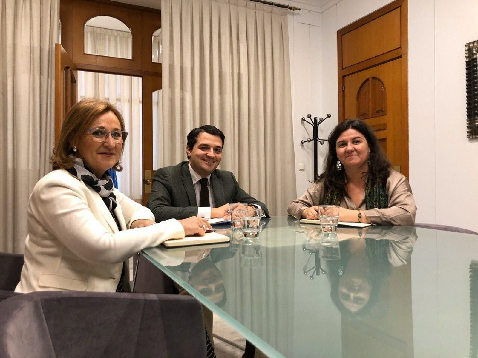 Laura Ruiz y José María Bellido, con la presidenta de Icomos España, Alicia Castillo.