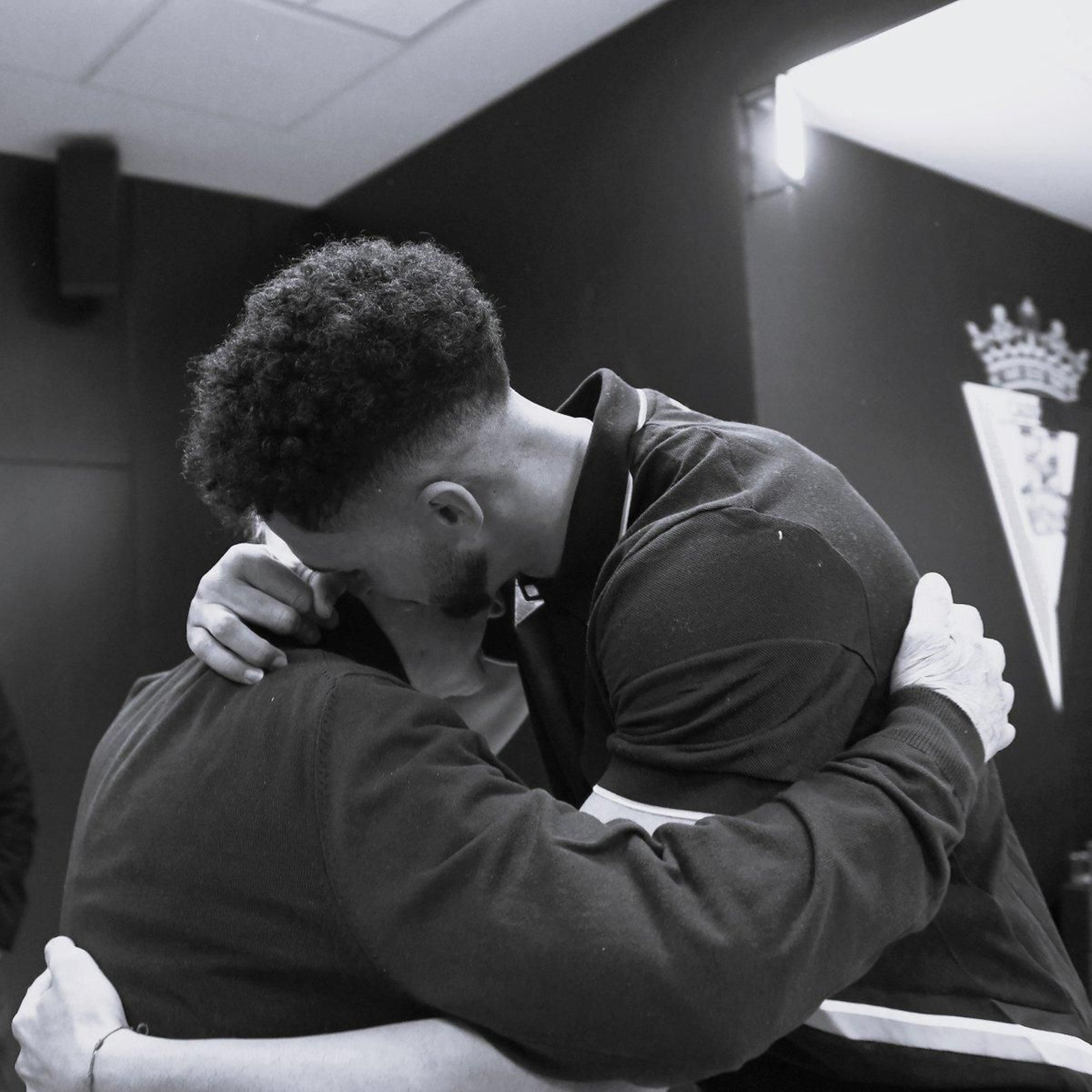 Abrazo entre Chris Ramos y su abuelo cuando fue presentado como jugador cadista.