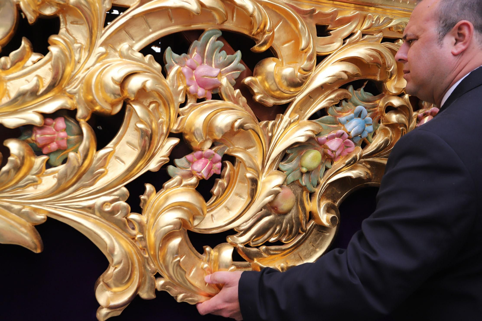 Imágenes del recorrido de la Hermandad del Cristo Cautivo de Huelva