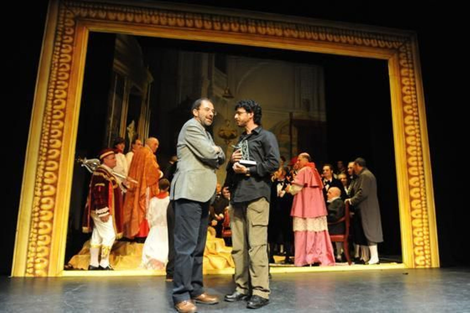 El reportero gráfico Emilio Morenatti recibe el I Premio Libertad de Expresión en el Real Teatro de Las Cortes de San Fernando. 

Foto: Elias Pimentel