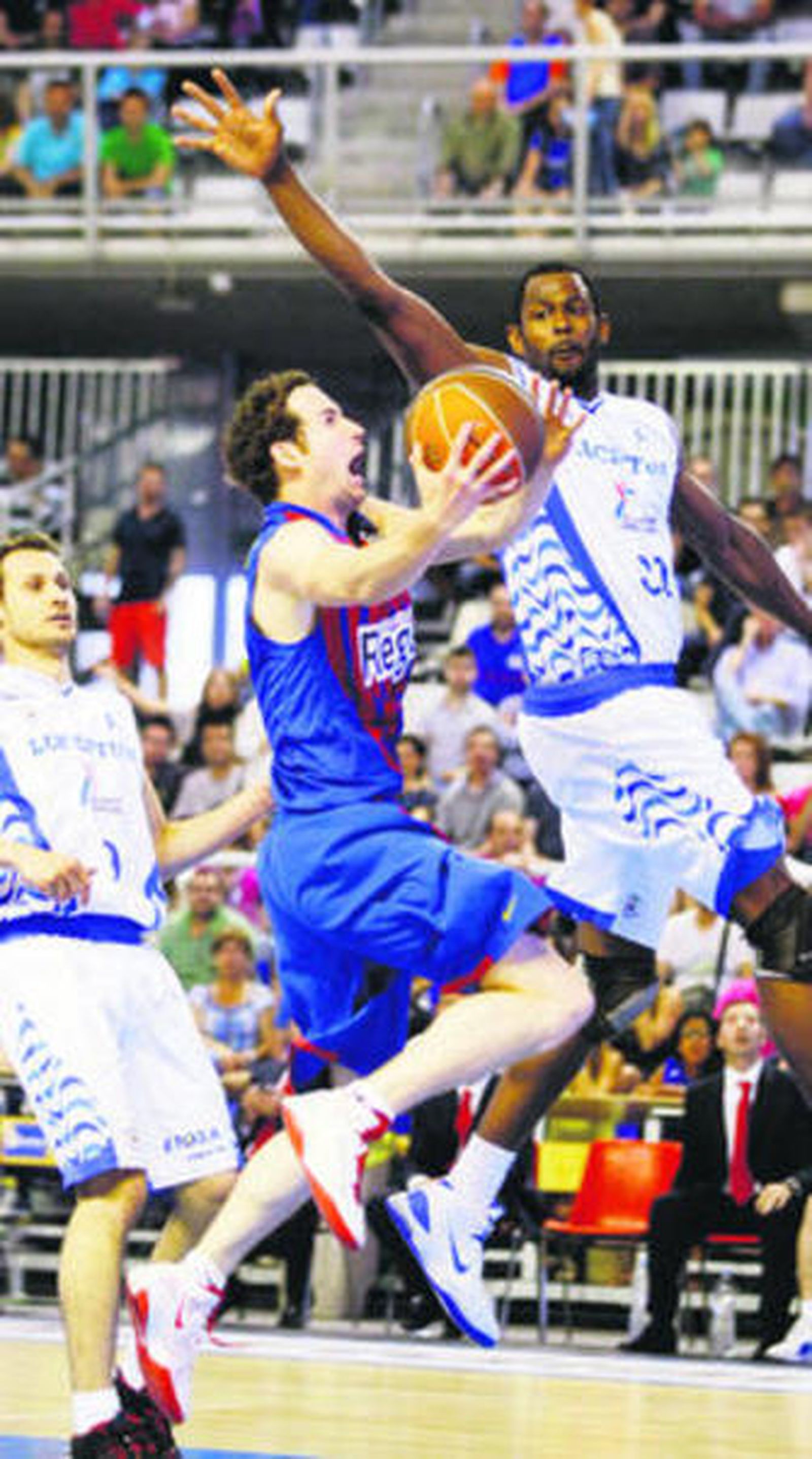 Marcelinho Huertas, brasileño del Barcelona, entra a canasta.