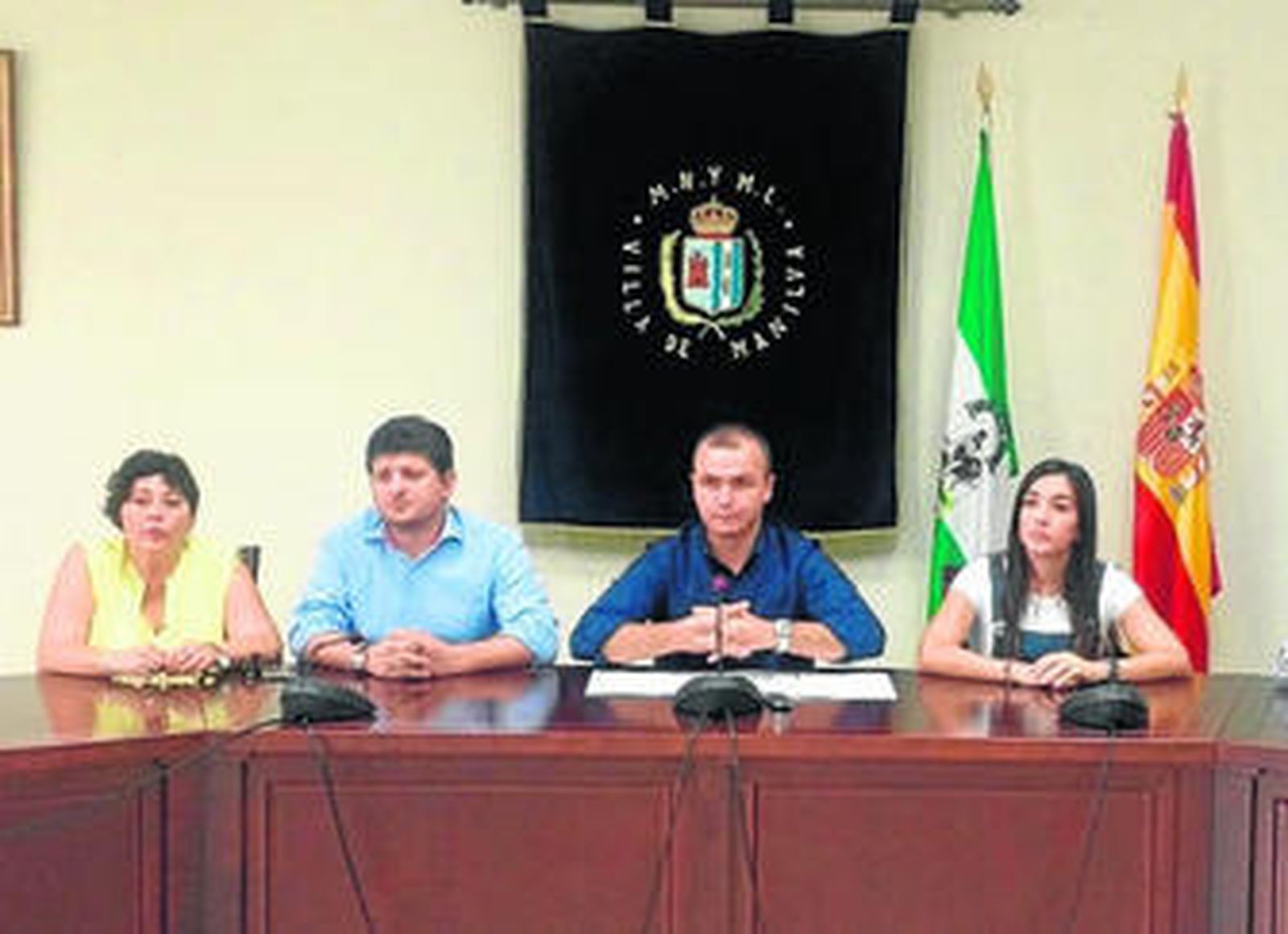 El aún alcalde con tres de sus cuatro concejales.