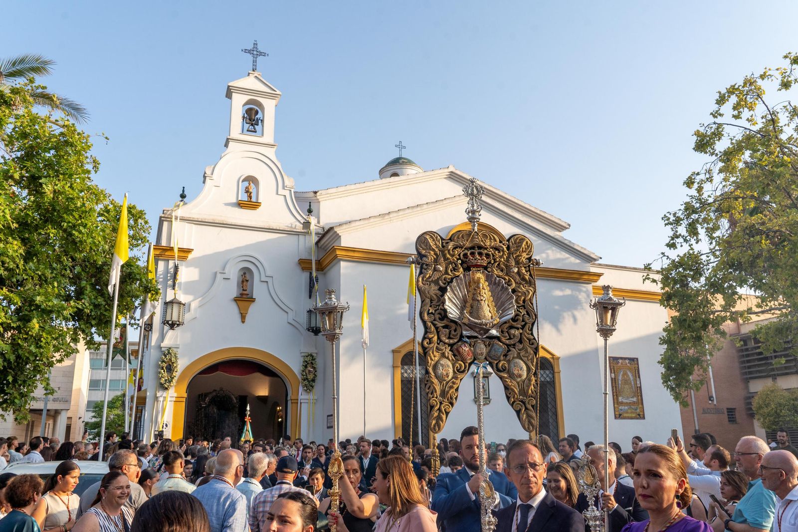 Imágenes del Rosario Jubilar rociero celebrado por las 25 hermandades filiales de la Matriz de Almonte en La Merced