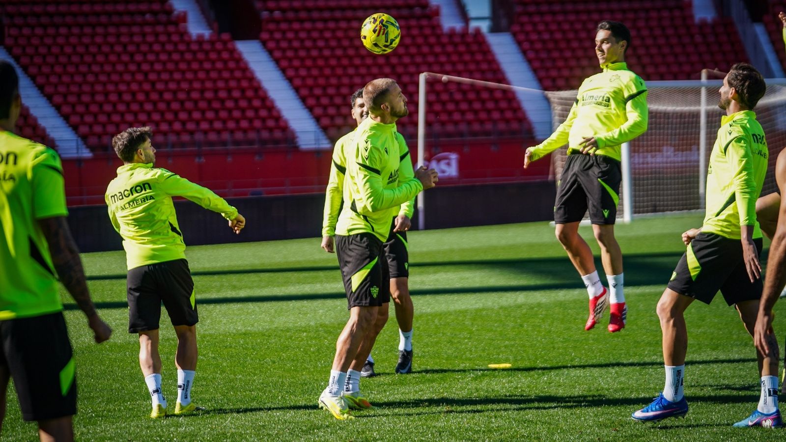 Rodrigo Ely cabecea el balón en un rondo del equipo con Sergio Arribas saltando para cortar el remate del brasileño.