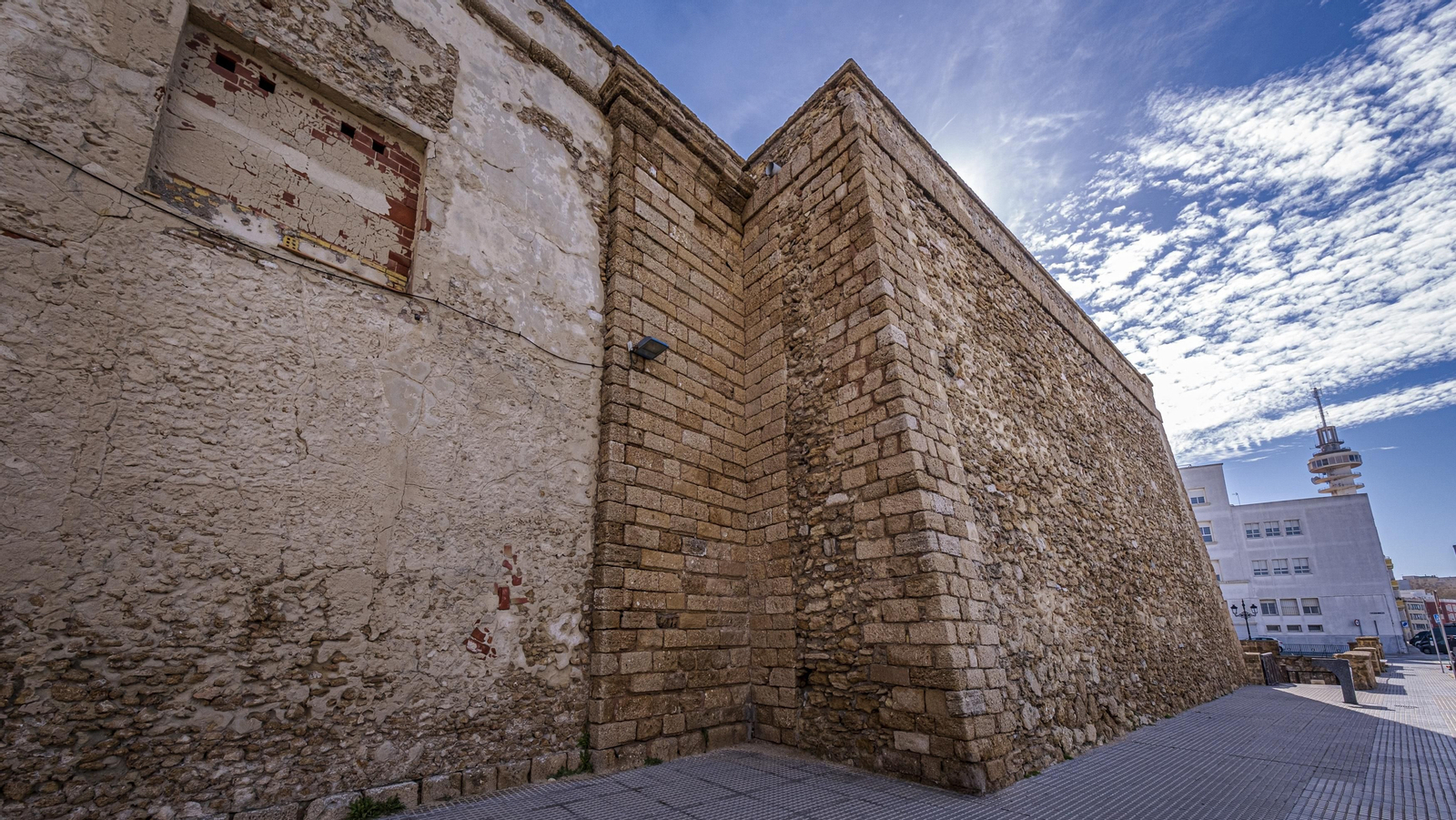 Estado del lienzo de muralla de las Puertas de Tierra de Cádiz.