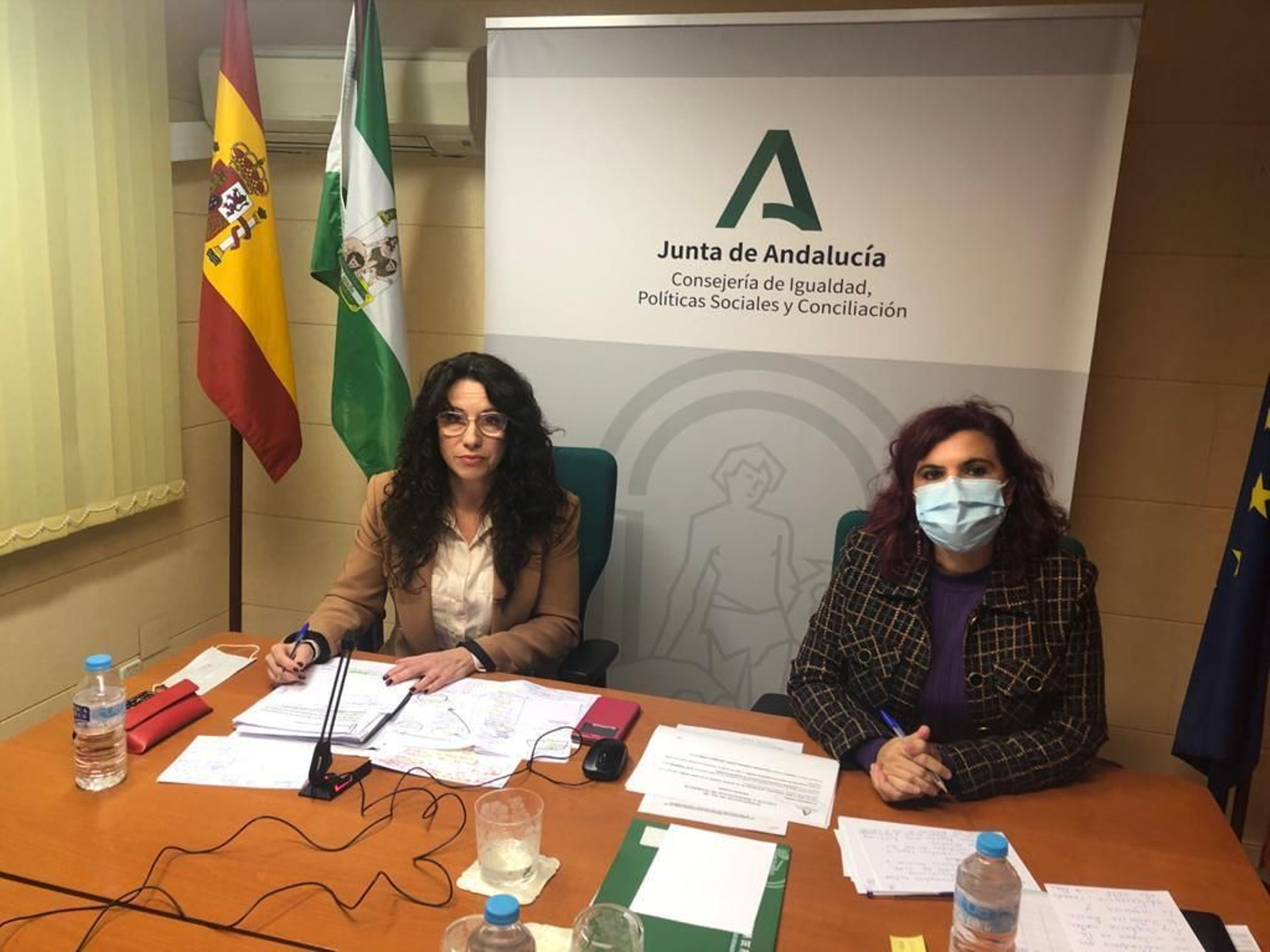 La consejera de Igualdad, Rocío Ruiz, en el encuentro mantenido ayer en Huelva.