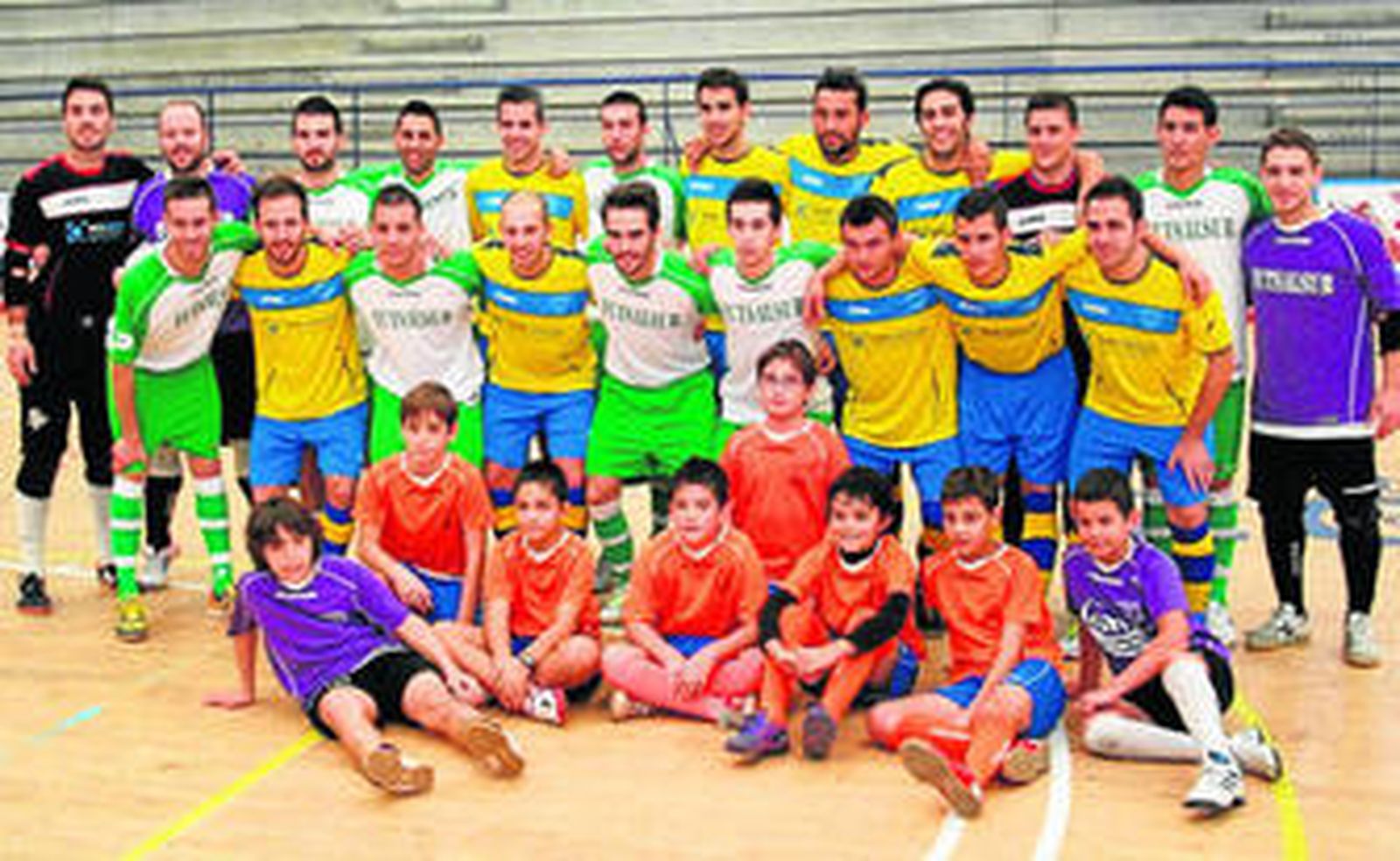 Los jugadores de los dos equipos y componentes del alevín del San Fernando FS posan antes del partido.