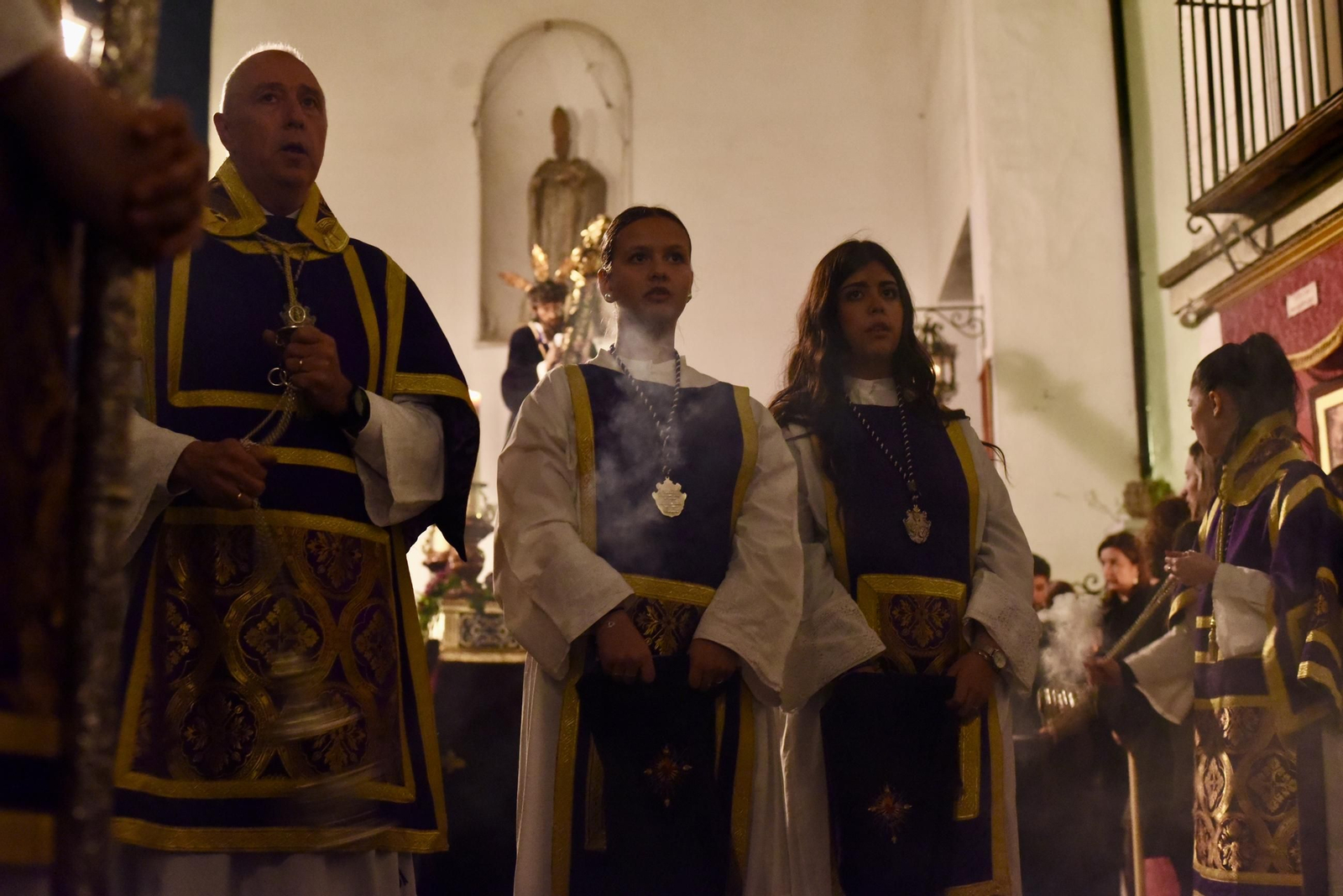 El vía crucis del Señor de Pasión por las calles de San Basilio, en imágenes