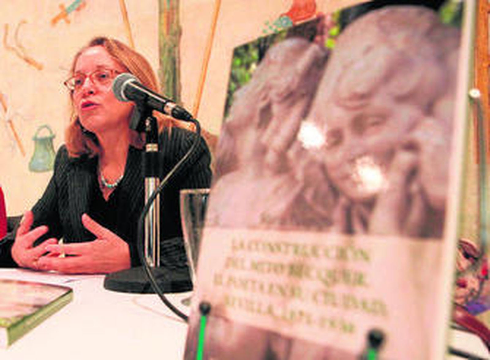 En la exposición se muestran diversos documentos relacionados con los Álvarez Quintero, que promovieron el monumento a Bécquer.