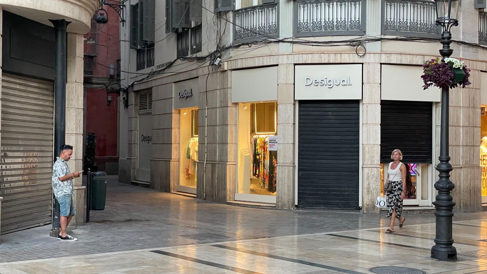 Bidón junto a la entrada de una tienda en Larios.