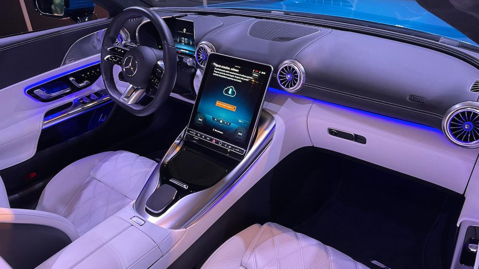 El equipamiento de serie de esta versión básica, sobre todo en lo que atañe a los elementos técnicos, variará sustancialmente respecto a los que usan el motor V8.