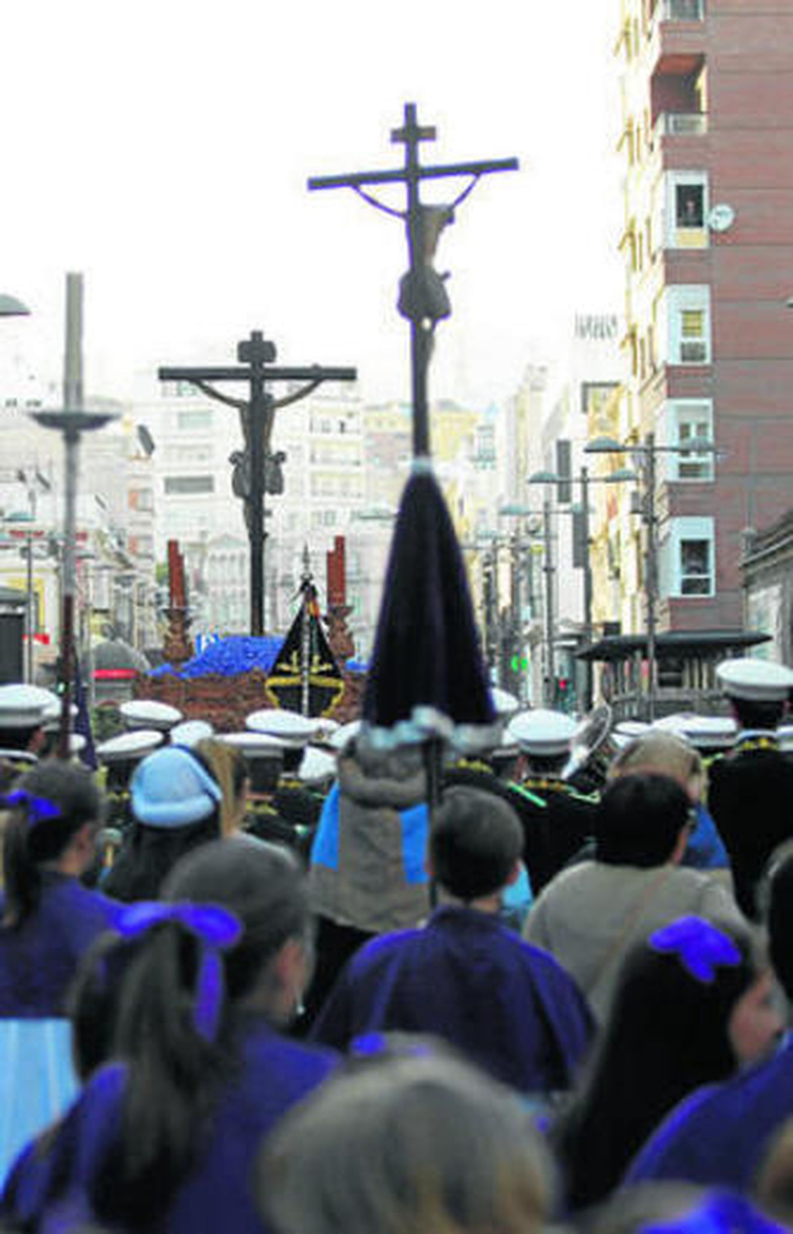 El Cristo de la Buena Muerte se aleja a los sones de la Banda del Gran Poder.